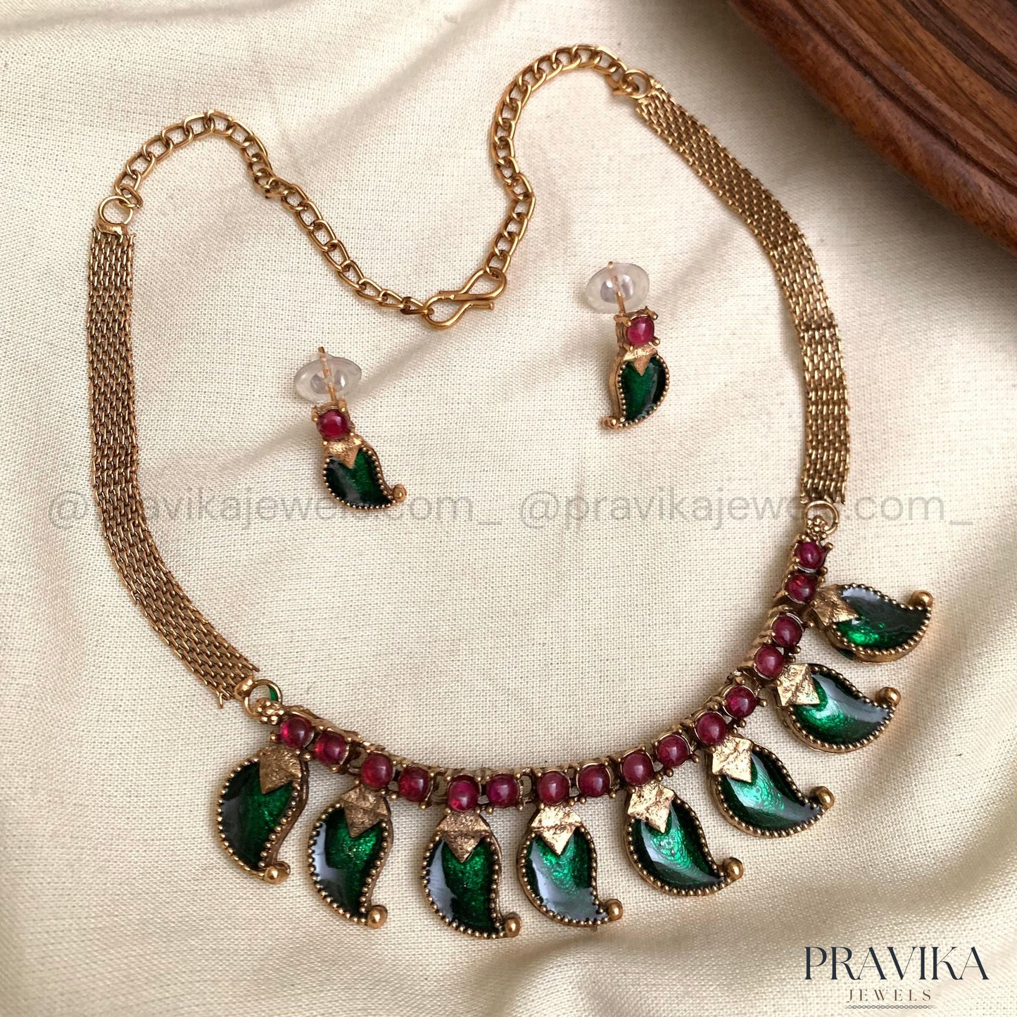 Elegant Red & Green Paisley Necklace Set AN111