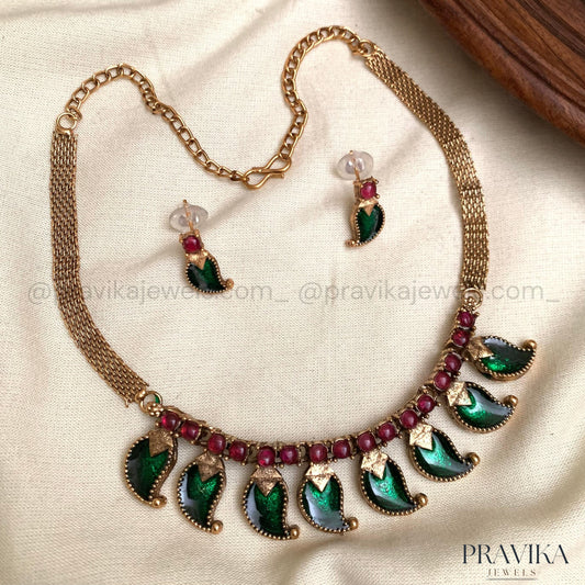 Elegant Red & Green Paisley Necklace Set AN111