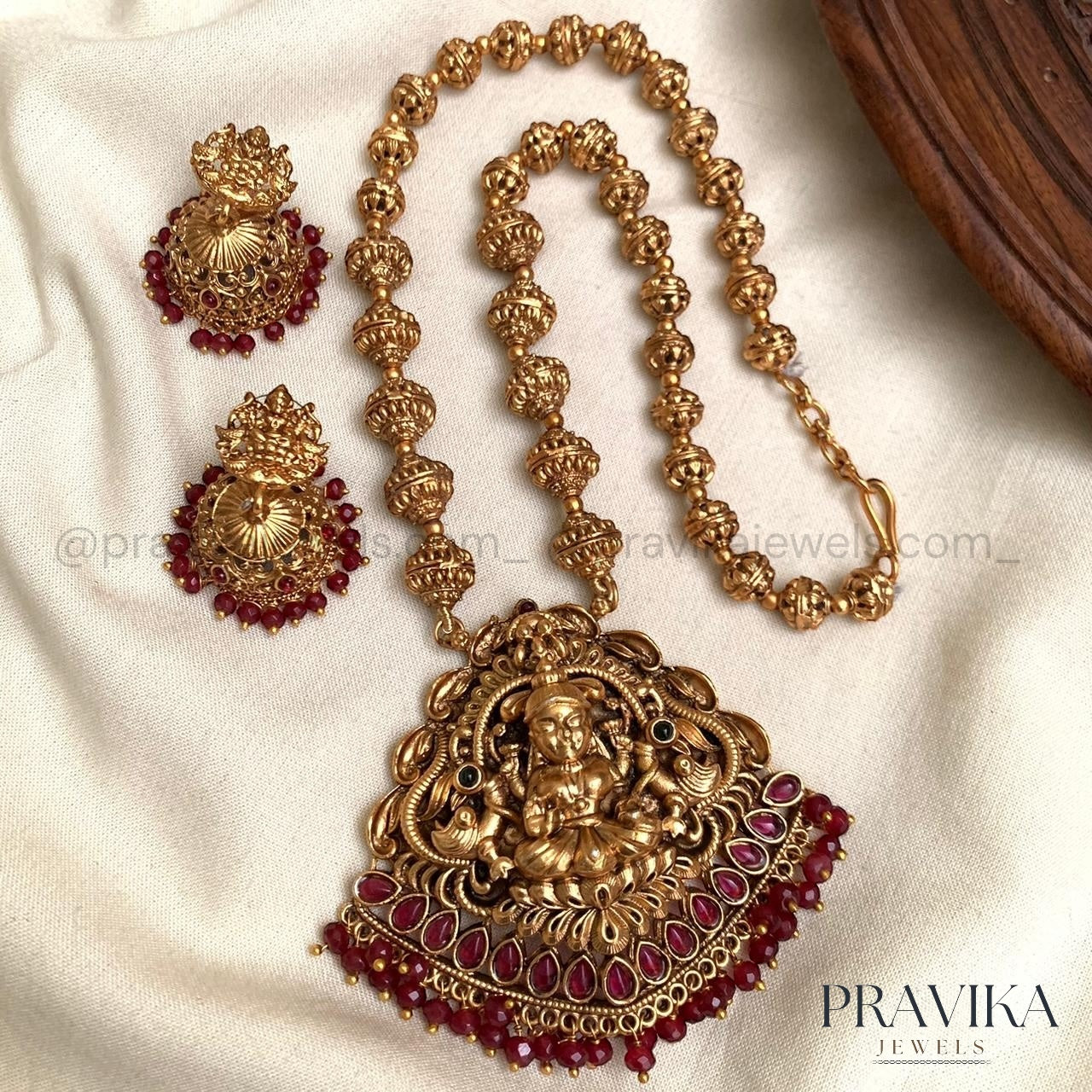 Antique Pendant Necklace with Earrings AN43