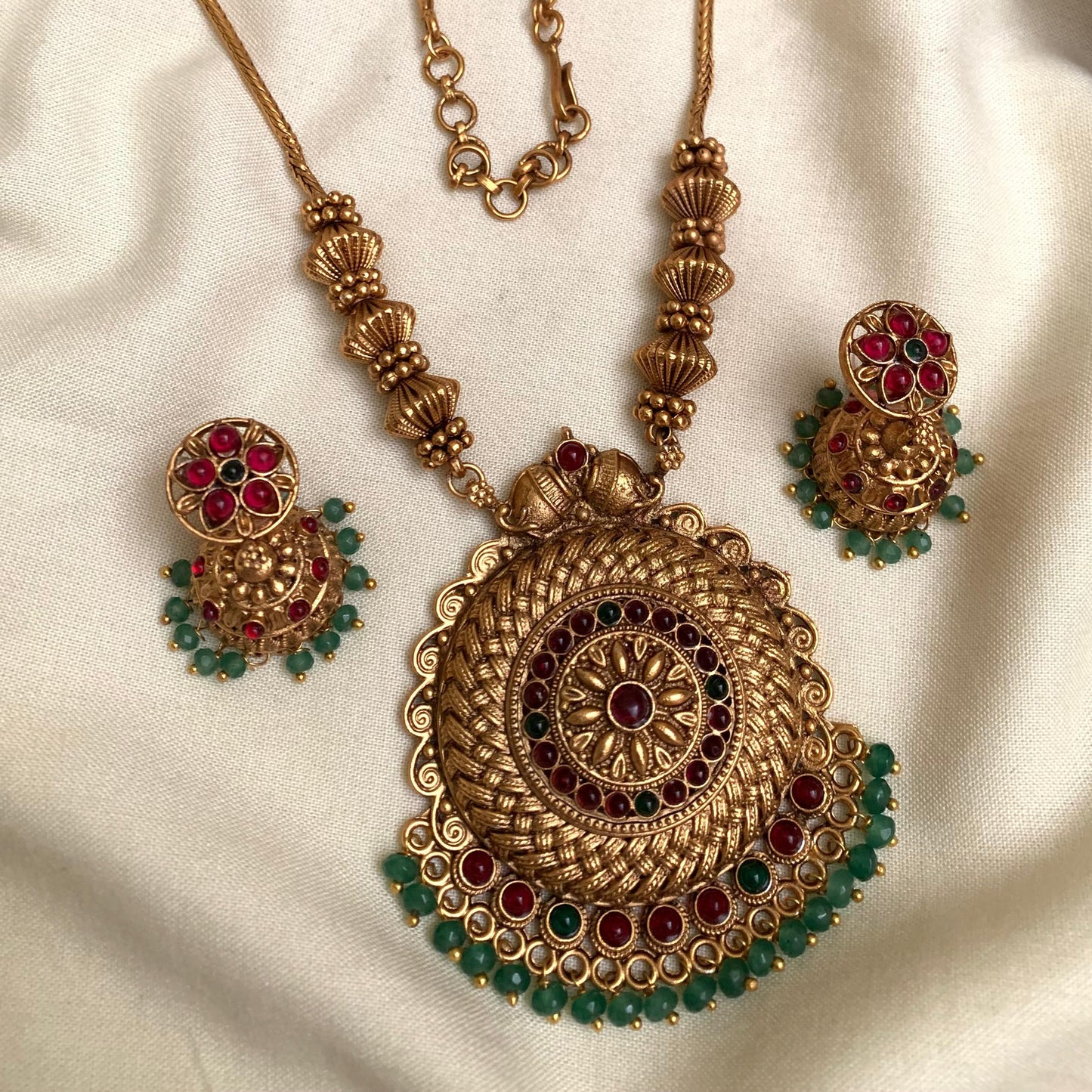 Antique Gold-Tone Pendant Necklace with Earrings AN54