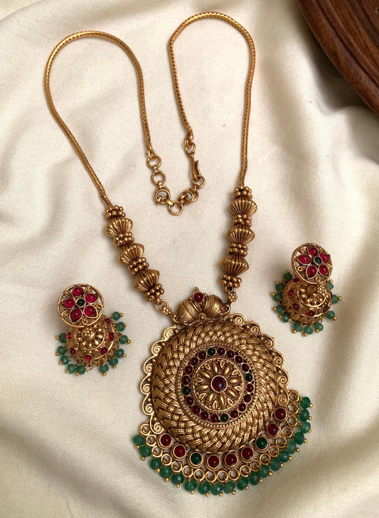 Antique Gold-Tone Pendant Necklace with Earrings AN54