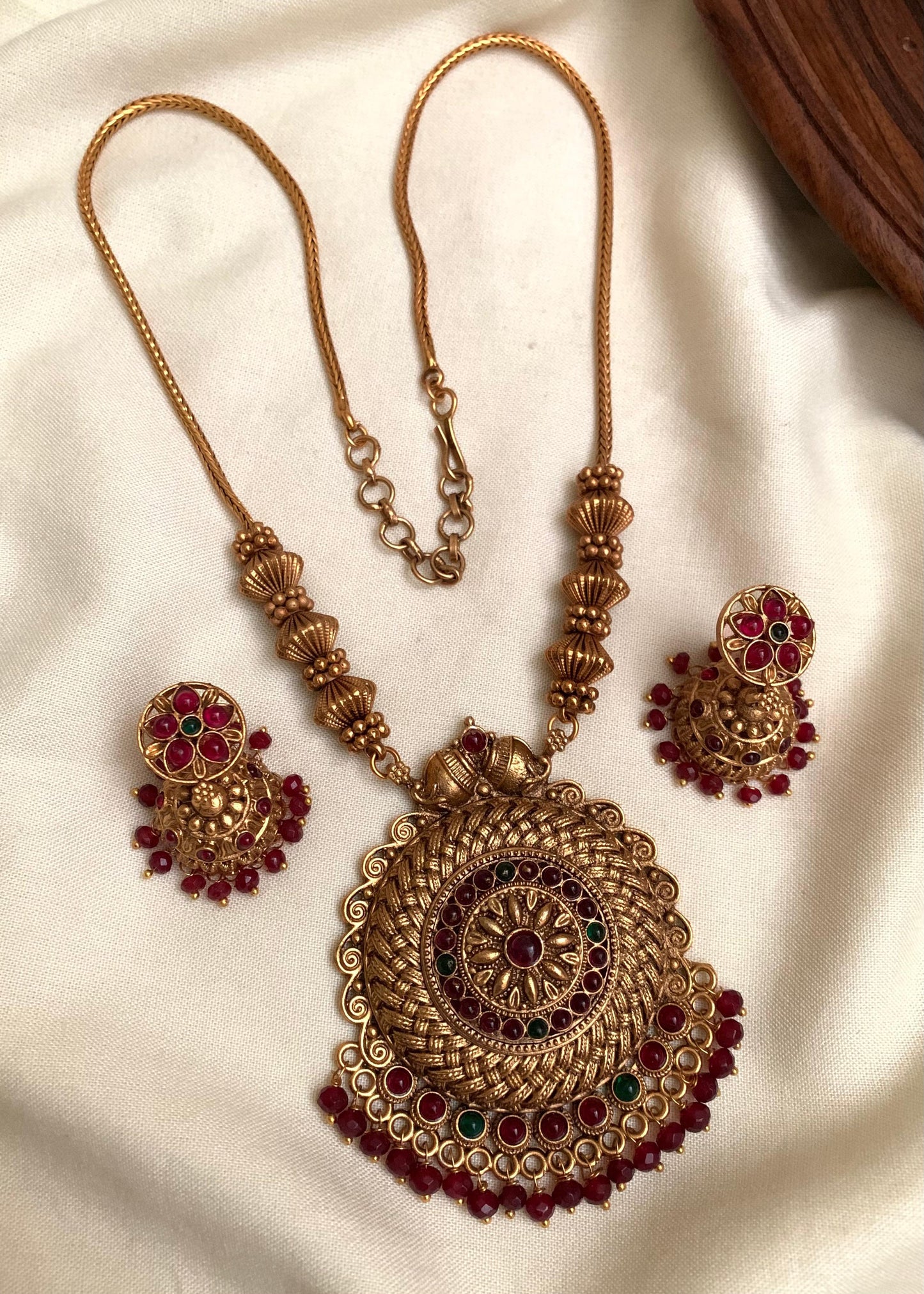 Antique Gold-Tone Pendant Necklace with Earrings AN54